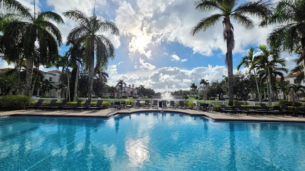 Palm Beach Gardens Condo | Palm Beach Gardens PENTHOUSE Retreat - 10 minutes to the Beach