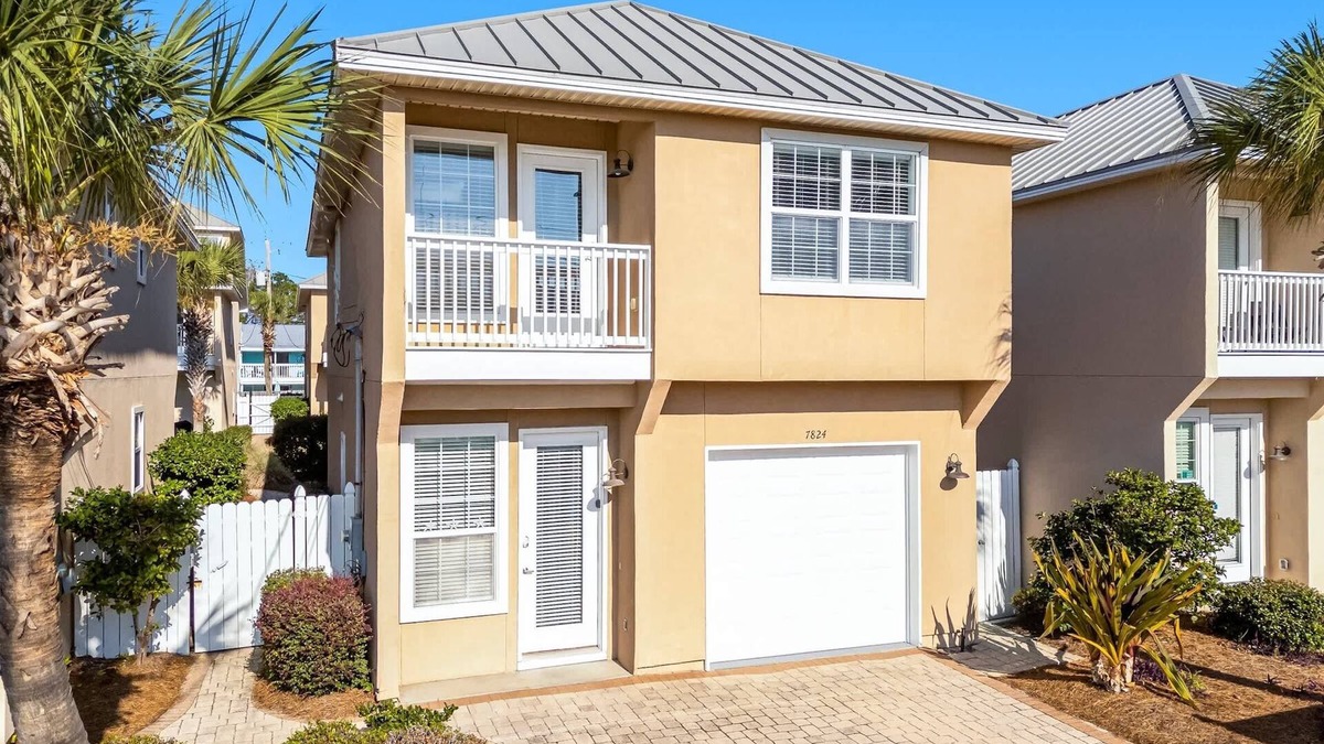 Gulf Lagoon Beach House | Palm Breeze Retreat – Sleeps 10!
