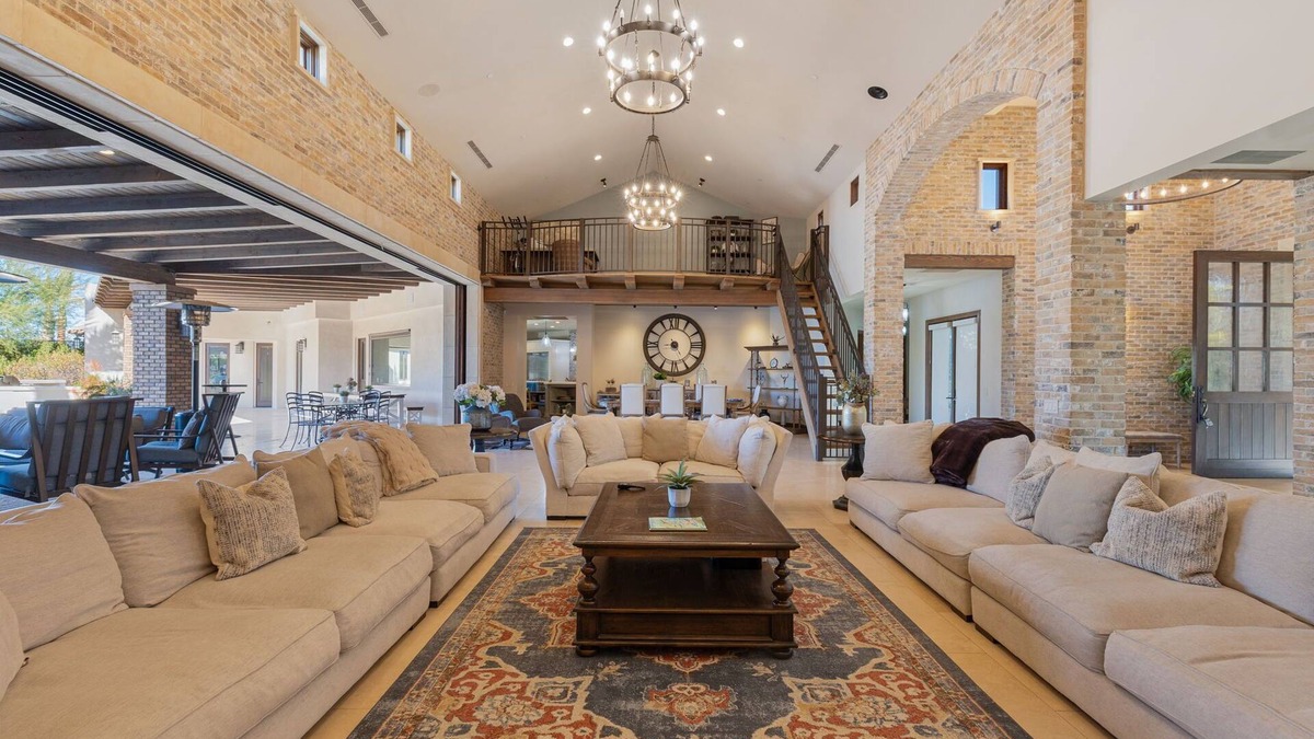 Palm Desert House | Palm Desert Estate, Pool, Courts, Saunas & No Checkout, sleeps 20+