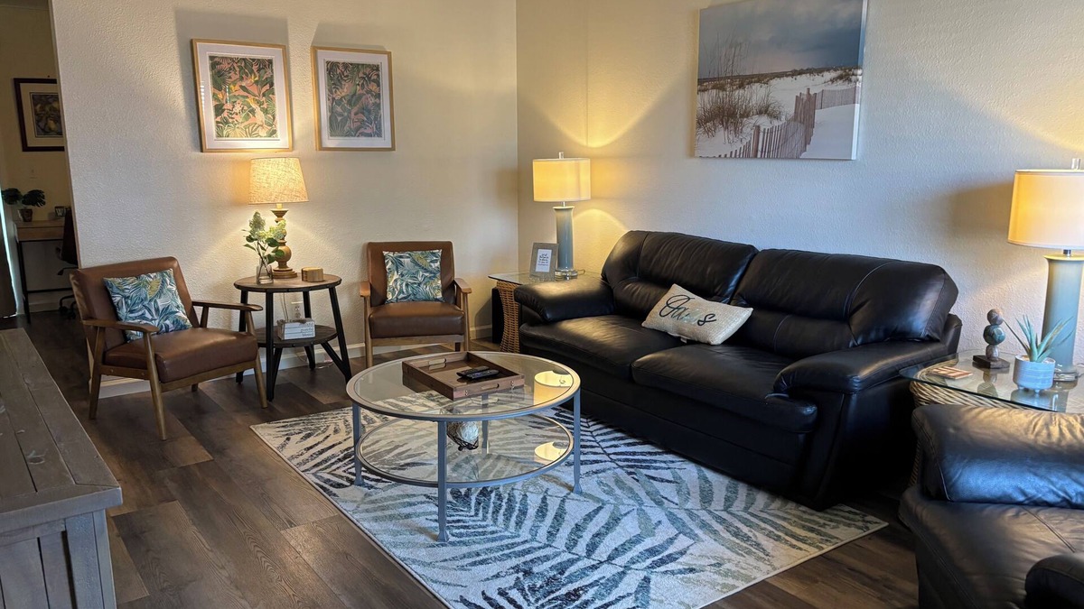 Lemoore House | Palm Oasis