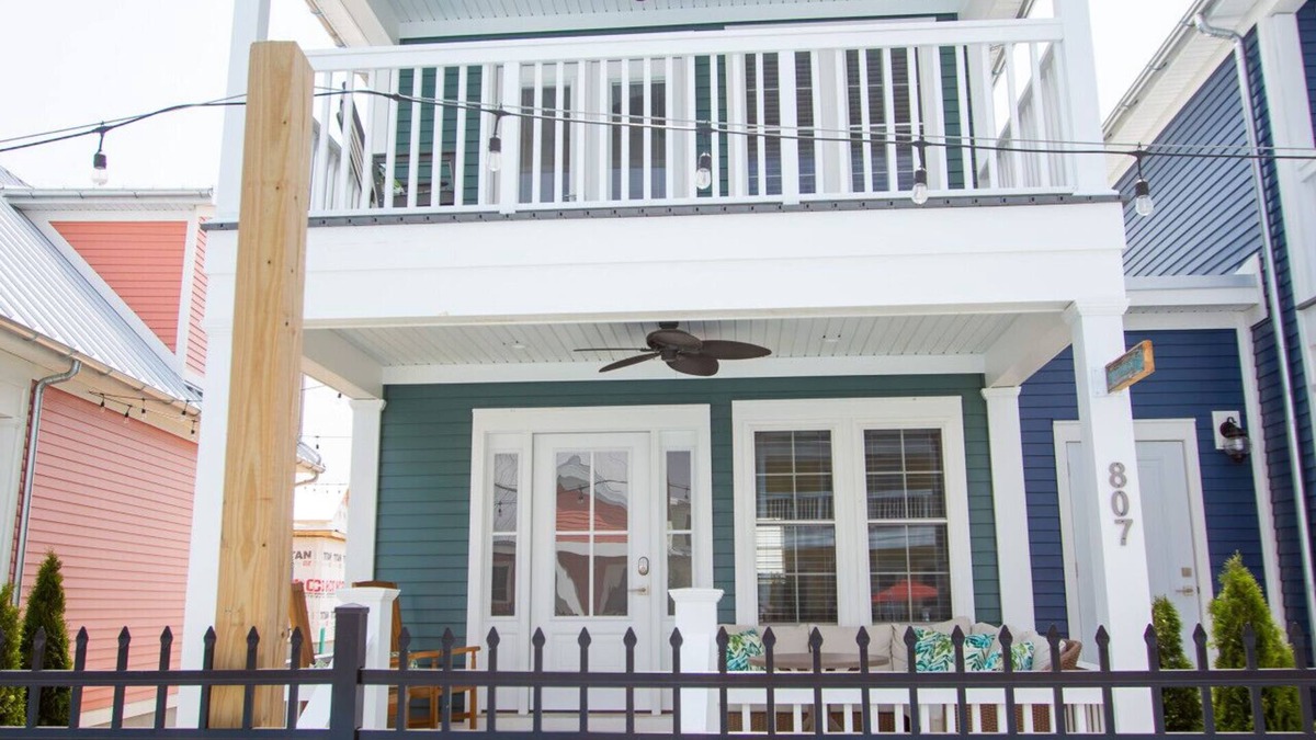 Celina Cottage | Palm Palace: 3 bed/2.5 bath Lakeside Cottage w/King Beds, Game Room & Hot Tub!