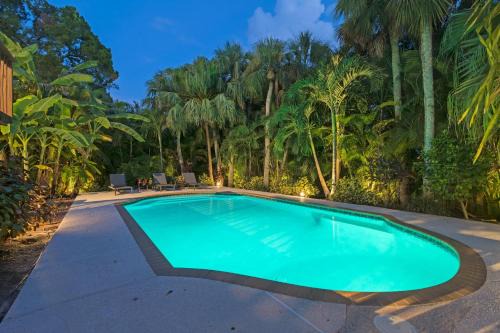 Bay Isle House | Palm Paradise - Pet Friendly Home on Siesta Key w/Large Heated Private Pool & Outdoor Area!