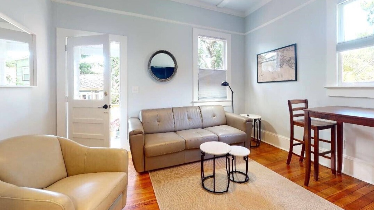 Downtown Historic District House | 💲Palm Paradise - Renovated 1885 Queen Anne - Historic DT 1 Block Stroll - Beach only 3 Mi💲