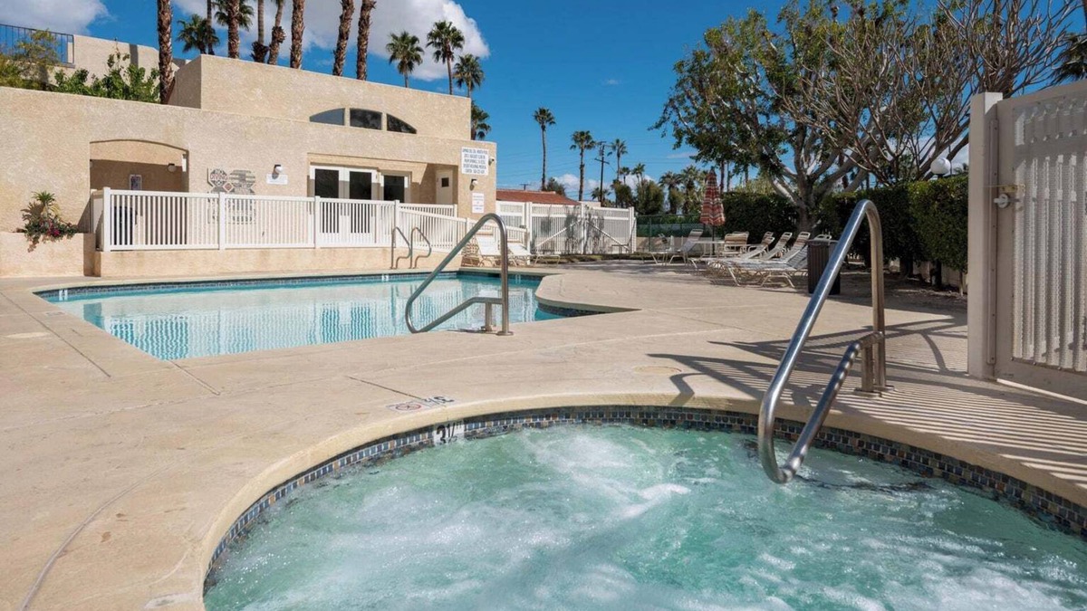 Racquet Club Estates Condo | Palm Springs 2-bedroom Condo. Panoramic views! Garage, Pool, Hot Tub