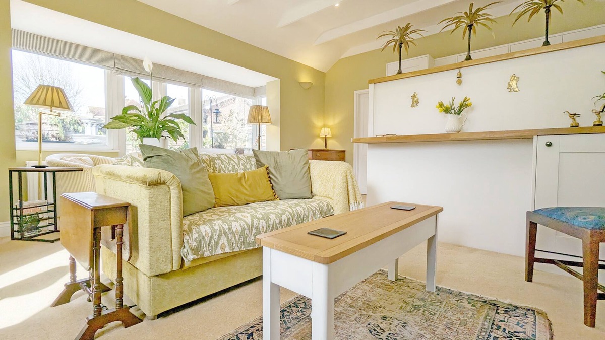 Fishbourne Cottage | Palm Tree Cottage - an annexe that sleeps 2 guests in 1 bedroom