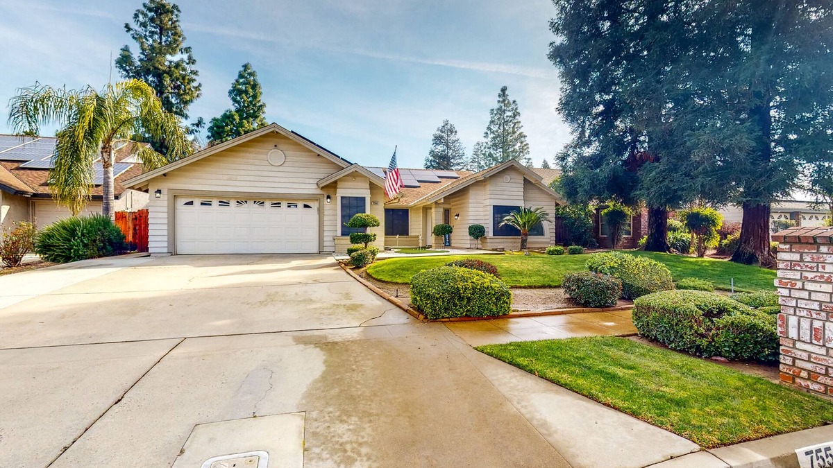 Raisin House | Palm tree retreat - pool, hot tub, putting green & firepit - dog-friendly