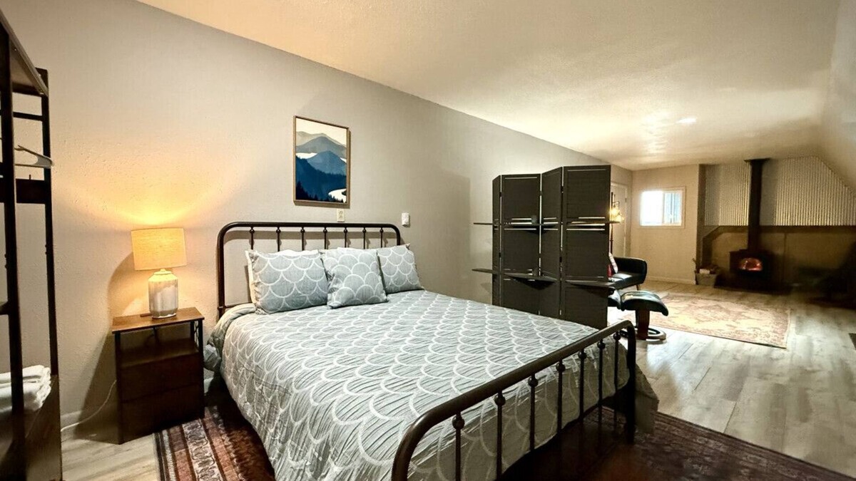 Baker City Apartment | Palmer`s Ski Shack, Cozy studio for 2!