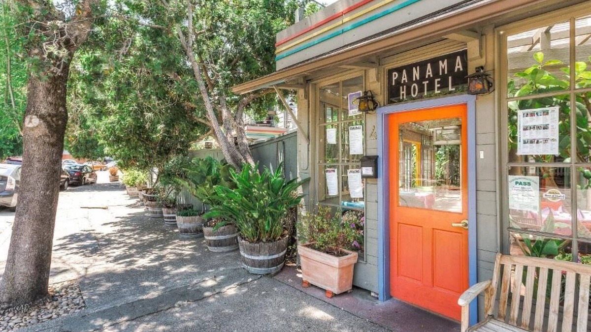 Picnic Valley Hotel | Panama Hotel