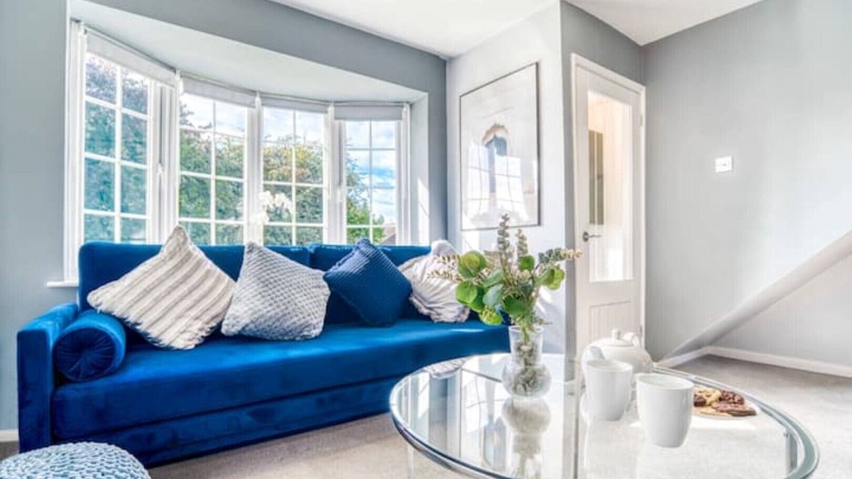 Nuneaton House | Pangbourne House: Cosy & Stylish
