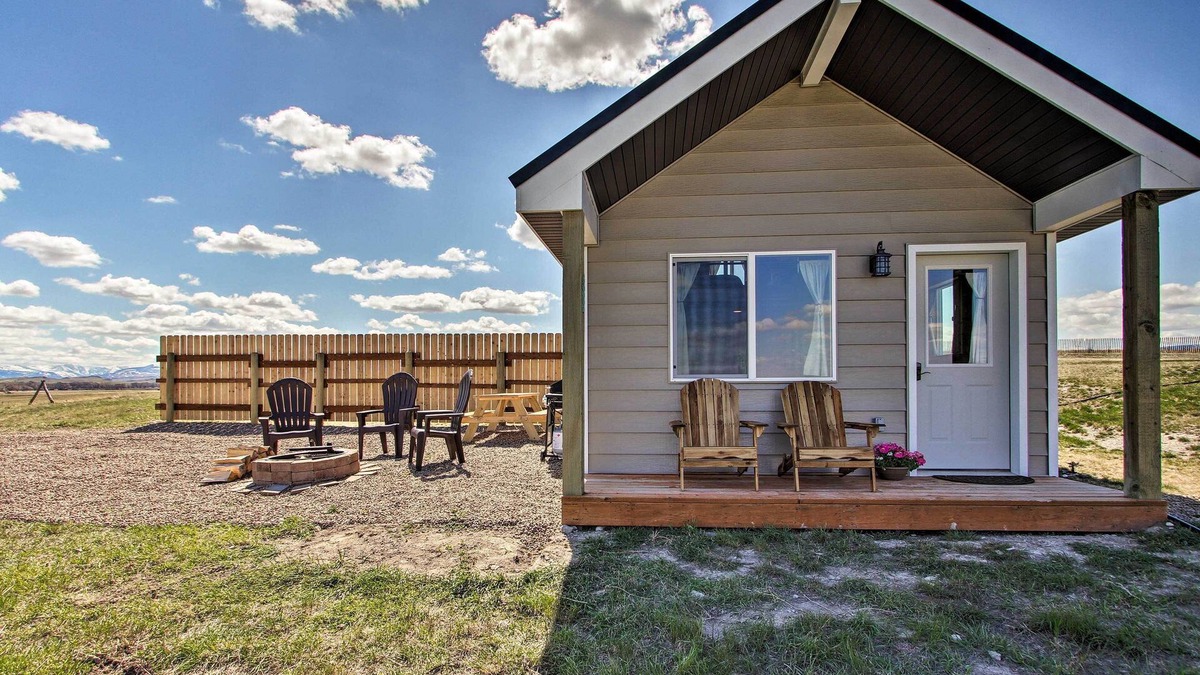 Augusta Cabin | Pano Views! Custom Cabin on Rocky Mountain Front
