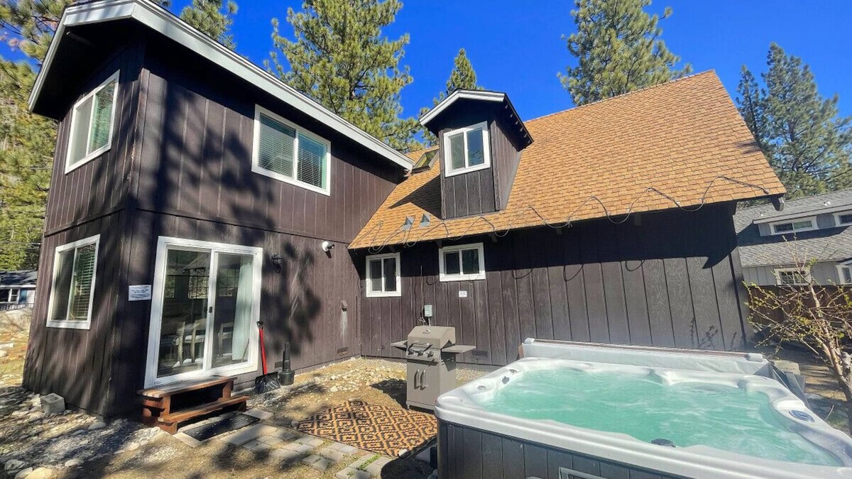 Christmas Valley House | Panorama Chalet - Hot tub + Dogs + Pool Table