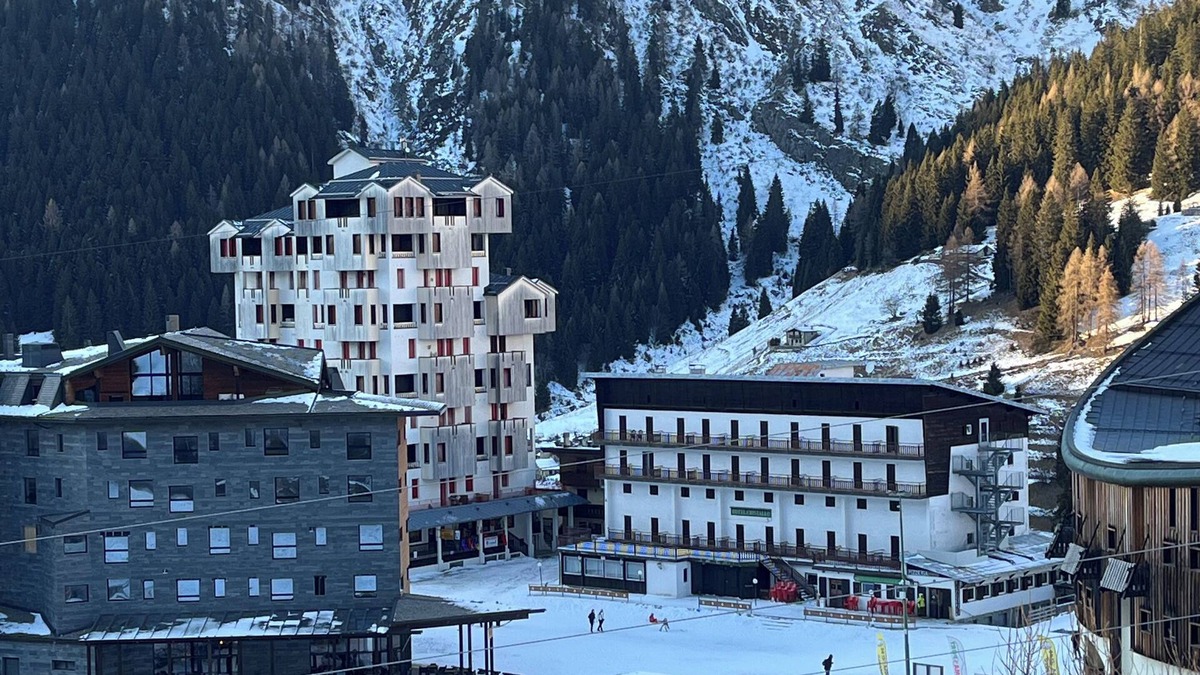 Foppolo Apartment | Panorama of Foppolo, the mountains and the slopes in the morning sun