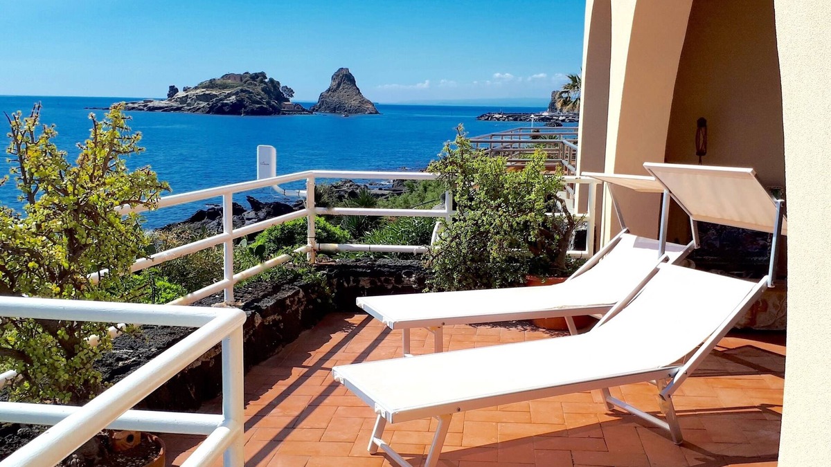 Aci Trezza Apartment | Panoramic apartment on the sea