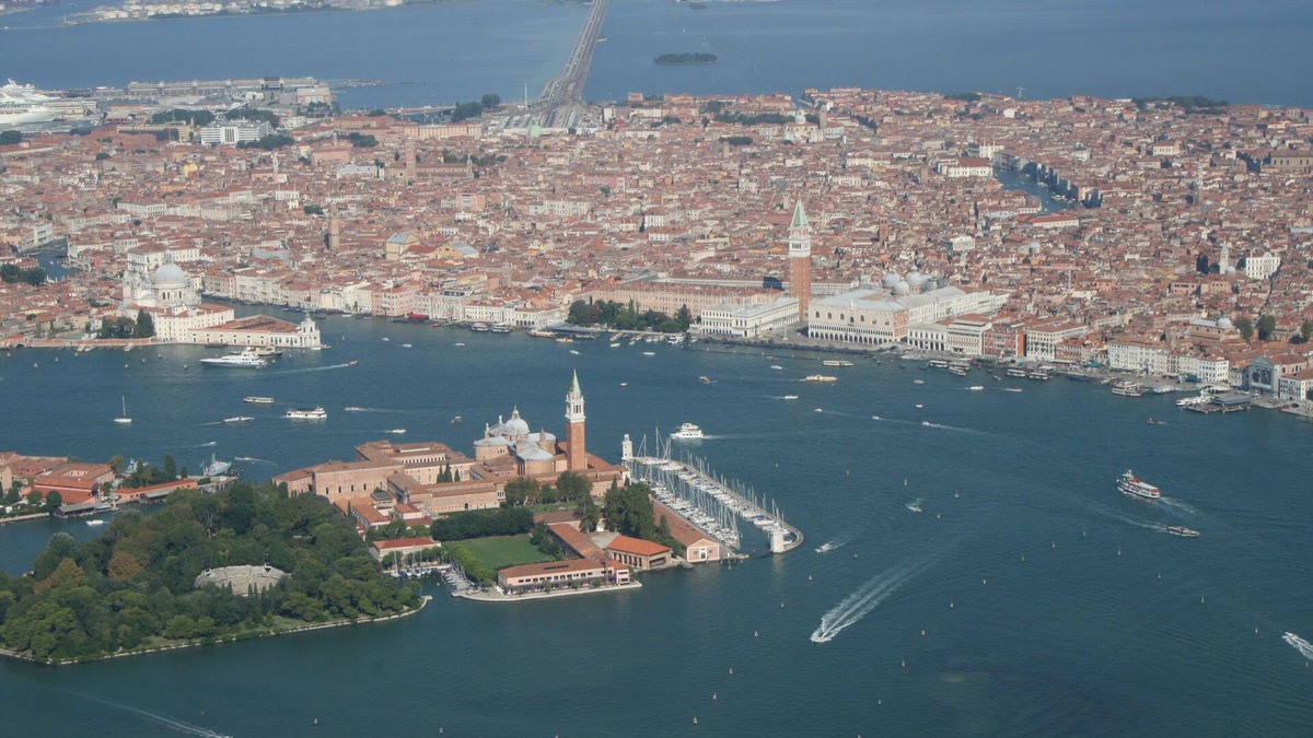 Santa Maria in Stelle Apartment | Panoramic apartment in an elegant Venetian 20th century building, private garden