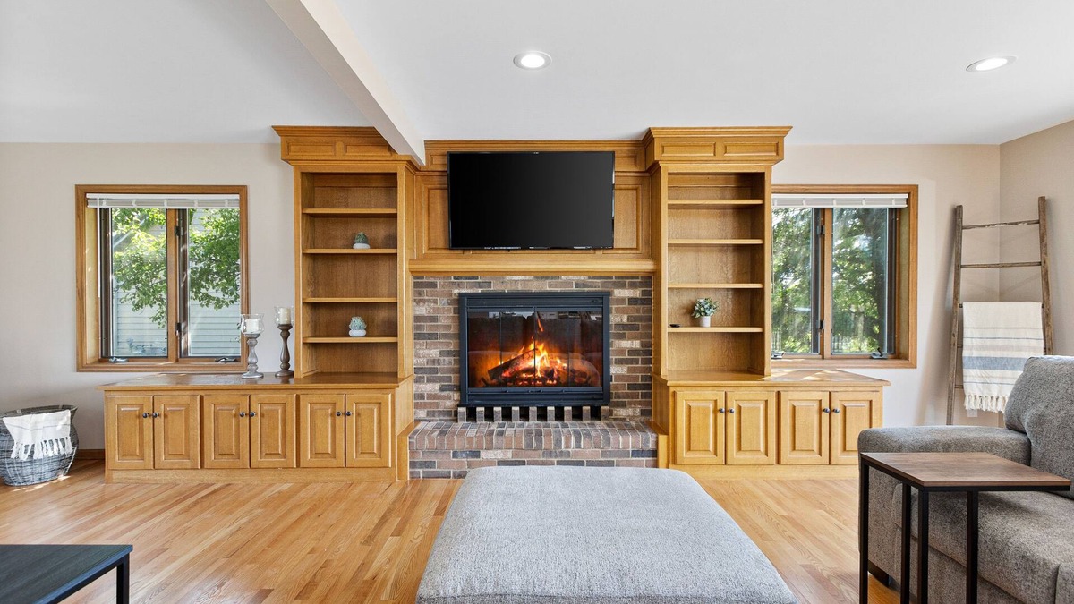 Green Bay House | Panoramic Bay Views: Spacious with Expansive Deck by RedAwning