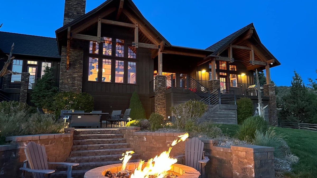 Powell Butte House | Panoramic Cascade Views from a Sprawling Residence in Brasada Ranch