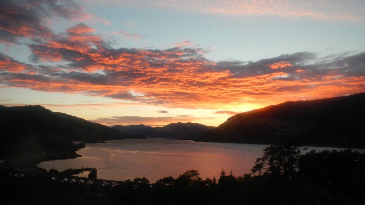Mosier House | Panoramic Gorge View Pet Friendly Home with Hot Tub and optional Guest House