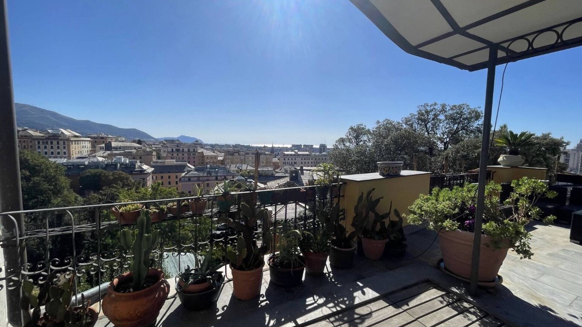 Castelletto Apartment | panoramic roof terrace with pergola: Genua Domus penthouse 010025-LT-1478