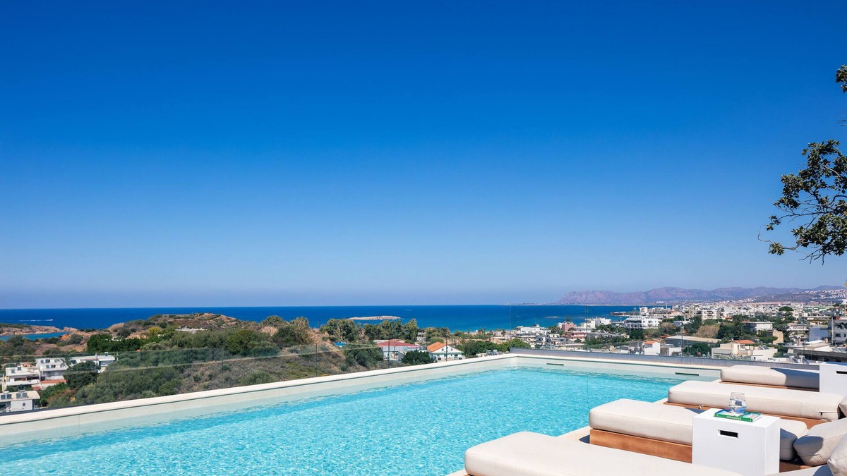 Daratsos Villa | Panoramic sea & city views, gym, sauna, fire pit!
