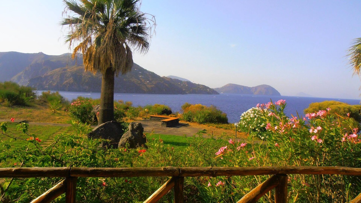 Vulcano Porto Apartment | Panoramic two-room apartment with large patio at Vulcano