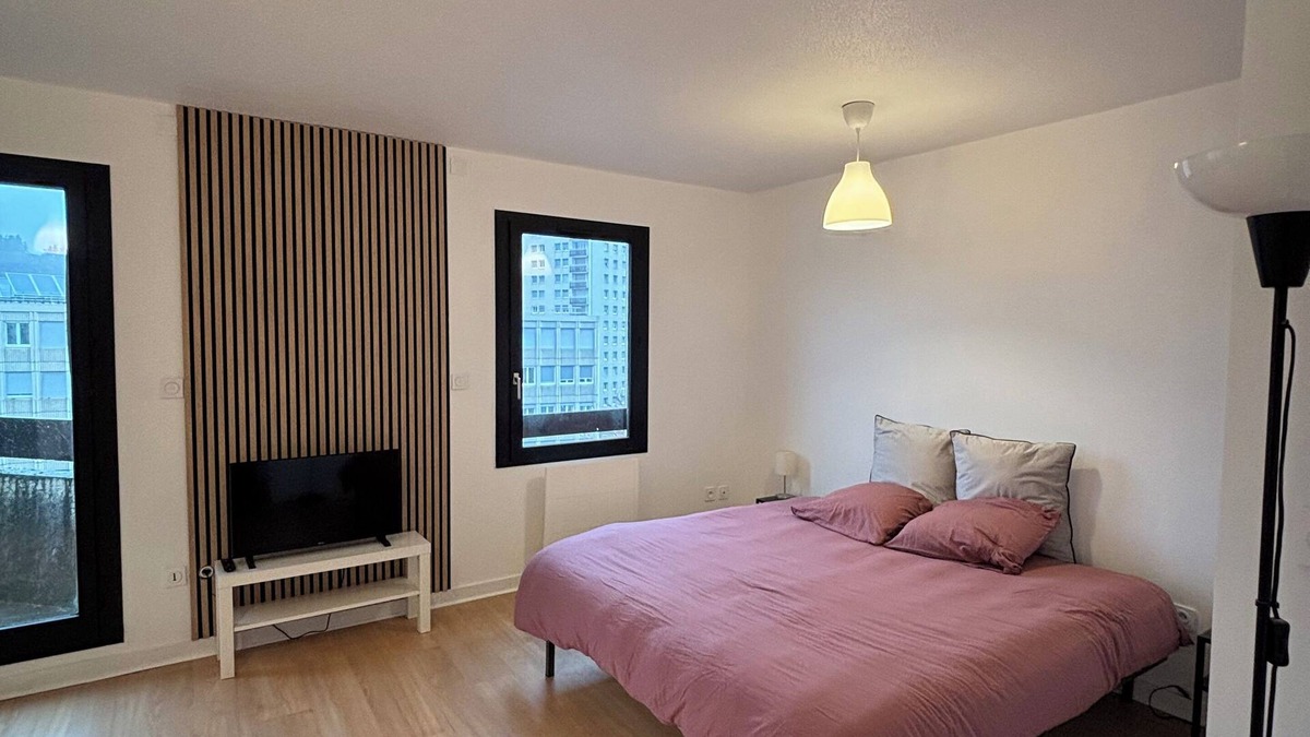 Teilhard Apartment | Panoramic view of Clermont-Fd with king-size bed