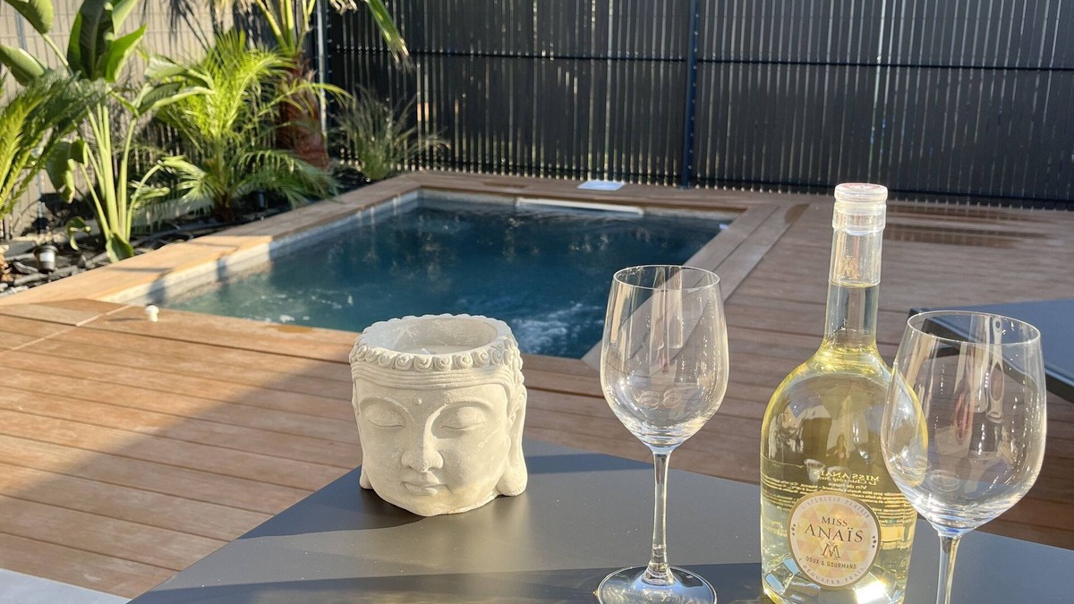 Maubec House | Panoramic view of the Luberon heated swimming pool