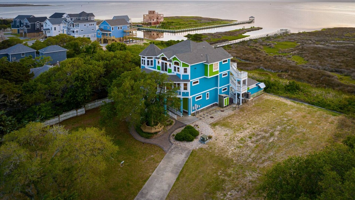 Salvo House | Panoramic Views! 7BR - 8BA - Elevator- Pool - Hot Tub - Game Room - Theater
