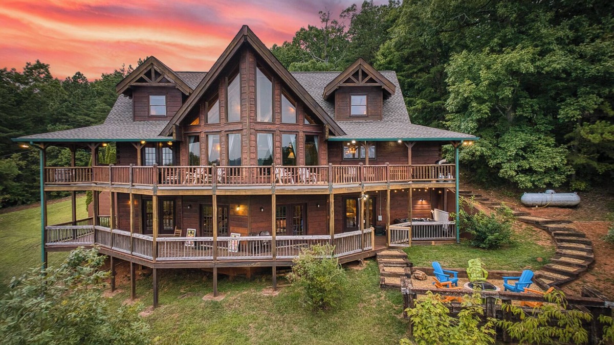 Blue Ridge Cabin | Panoramic Views~ Jacuzzi ~ Game Room ~ Firepit Table ~ Big Kitchen ~SkyHighLodge