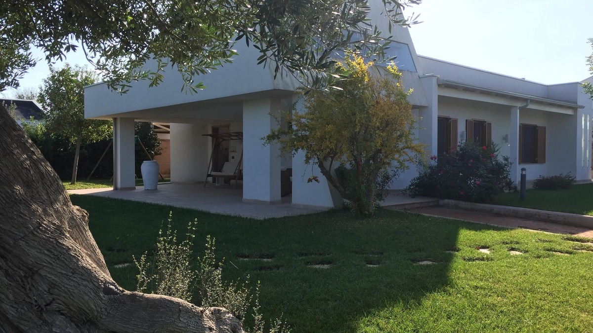 Polignano a Mare Villa | Panoramic villa on coastal stretch north of Polignano a Mare.