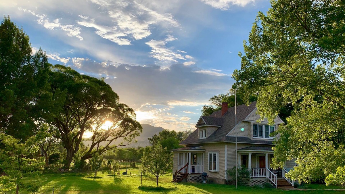 Paonia House | Paonia Victorian Farmhouse - Country Setting, Walk to Town.