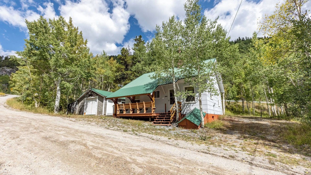 Garfield Cottage | Papa's Cottage- Dog Friendly- Close to Monarch