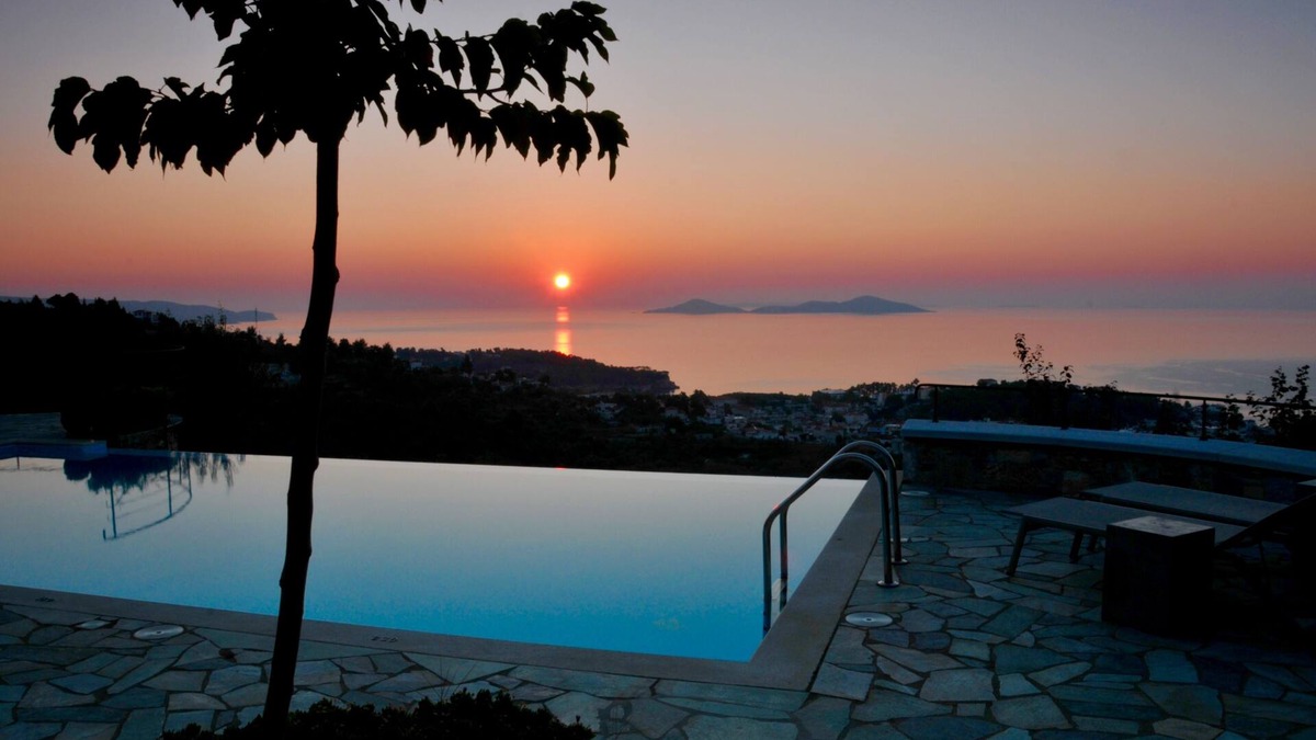 Alonissos Villa | Paparouna villa , stunning villa, sleeps 8,4 bathrooms