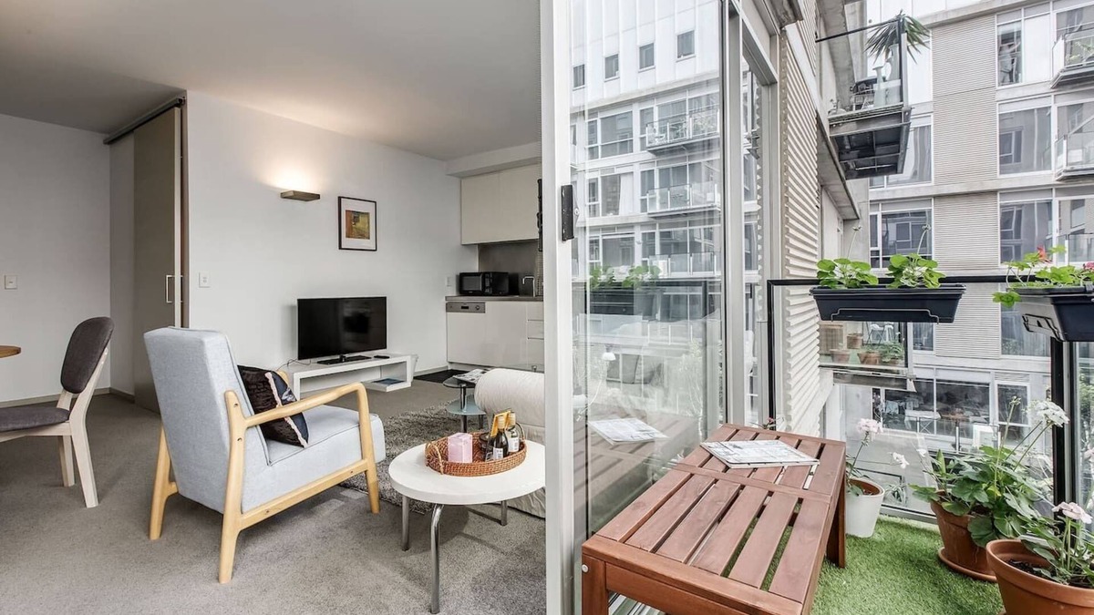East Melbourne Apartment | Parade Place A Central Balcony Stay