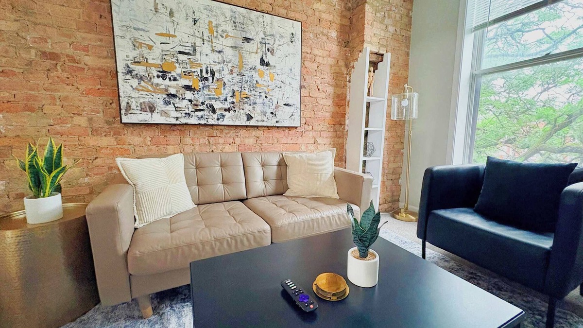 Sheffield and DePaul Apartment | Paradise 1BR Apt in Lincoln Park