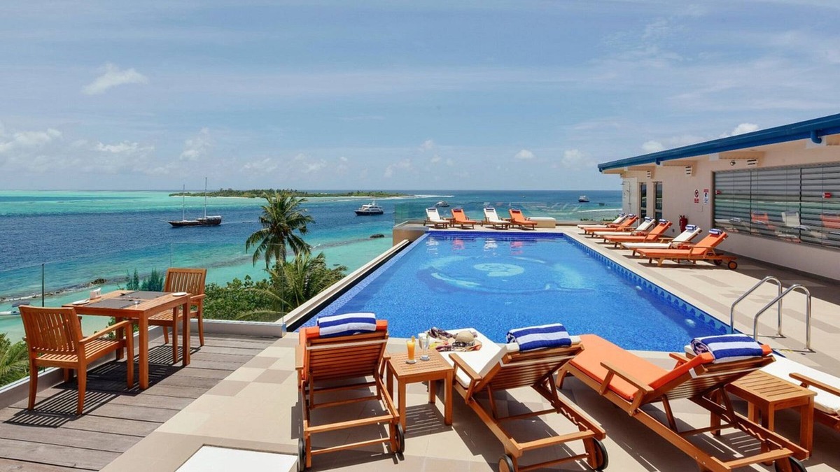 Thulusdhoo Island Resort | Paradise 4* Hotel - Rooftop Pool - Exec. Suite