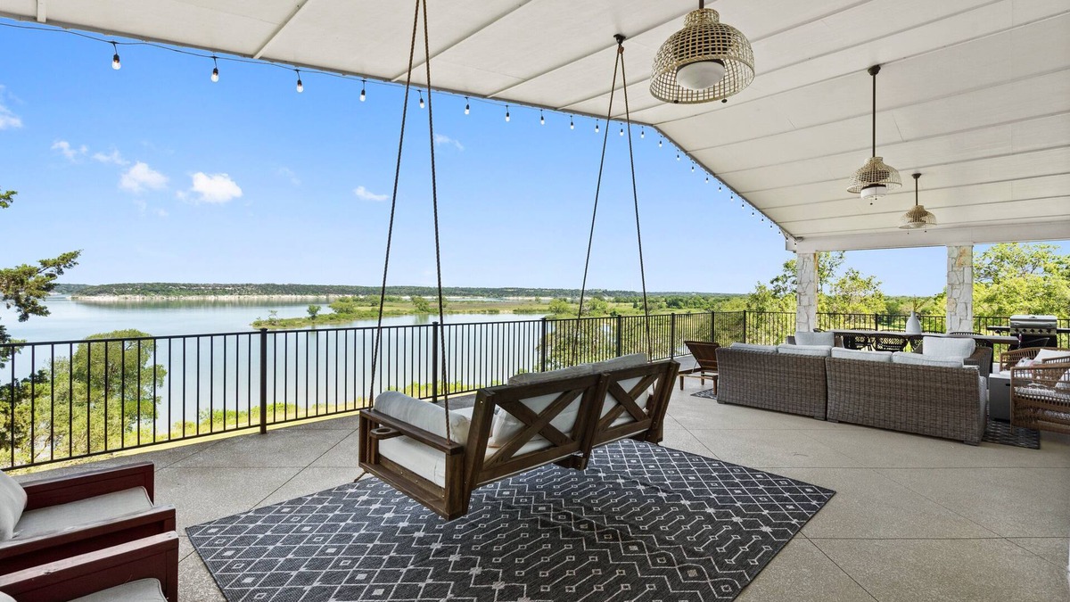 Temple House | Paradise by the lake - Lonestar Lakehouse