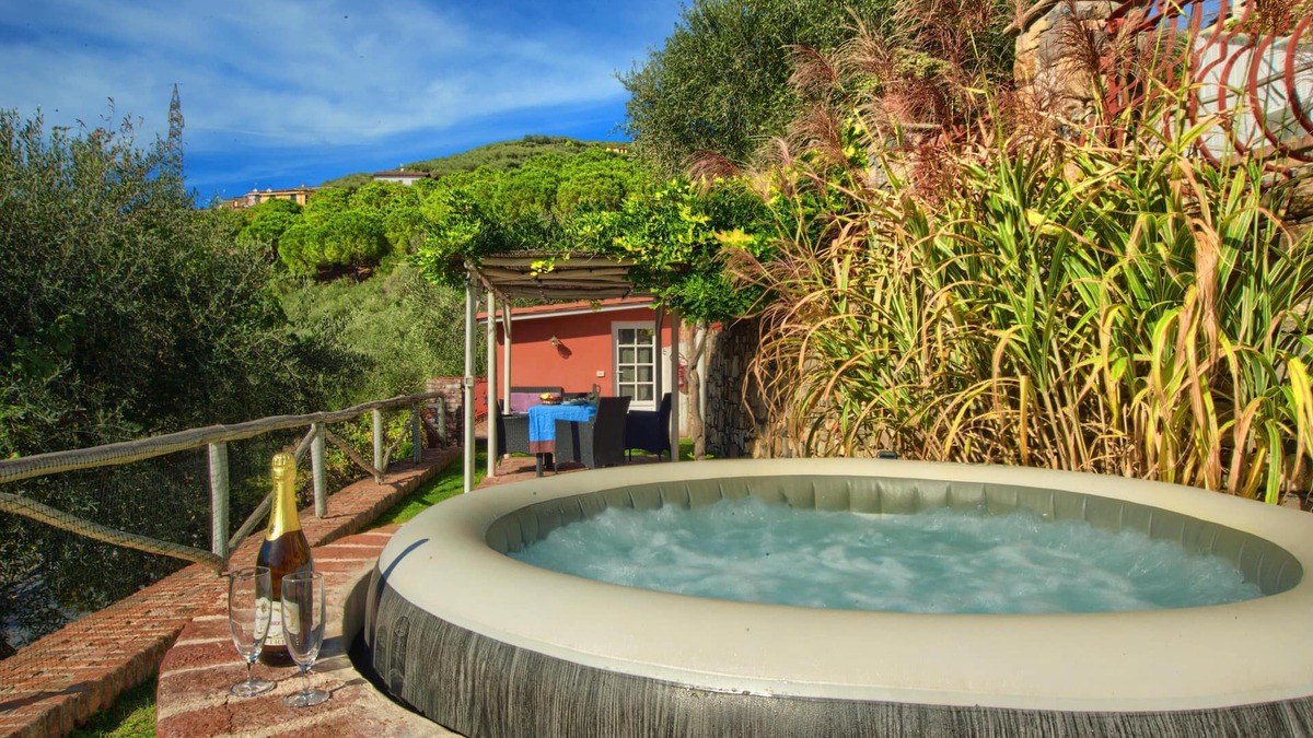 Diano San Pietro Cottage | Paradise Cottage with garden and private Jacuzzi
