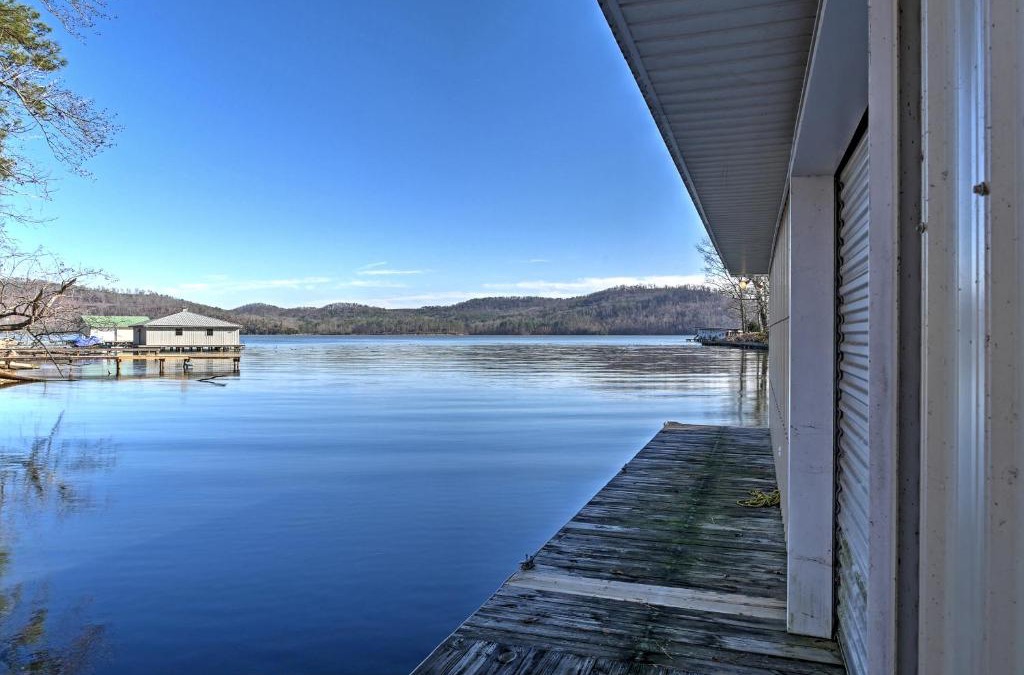 Guntersville House | Paradise Cove Cabin with Boathouse and Dock
