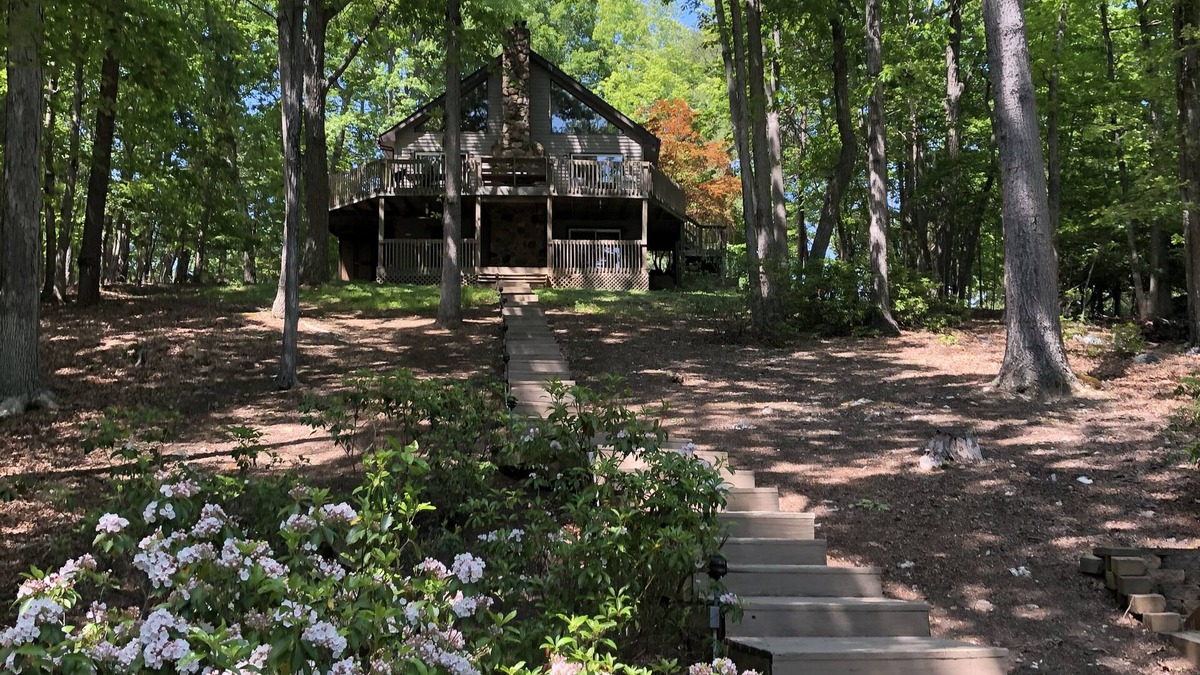 Huddleston House | Paradise Found at Smith Mountain Lake