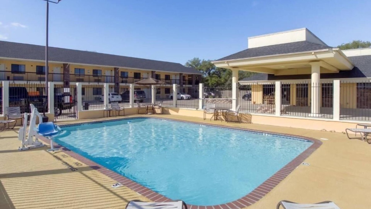 Ingleside Apartment | Paradise Found! Swimming Pool, Free Breakfast, Free Parking!