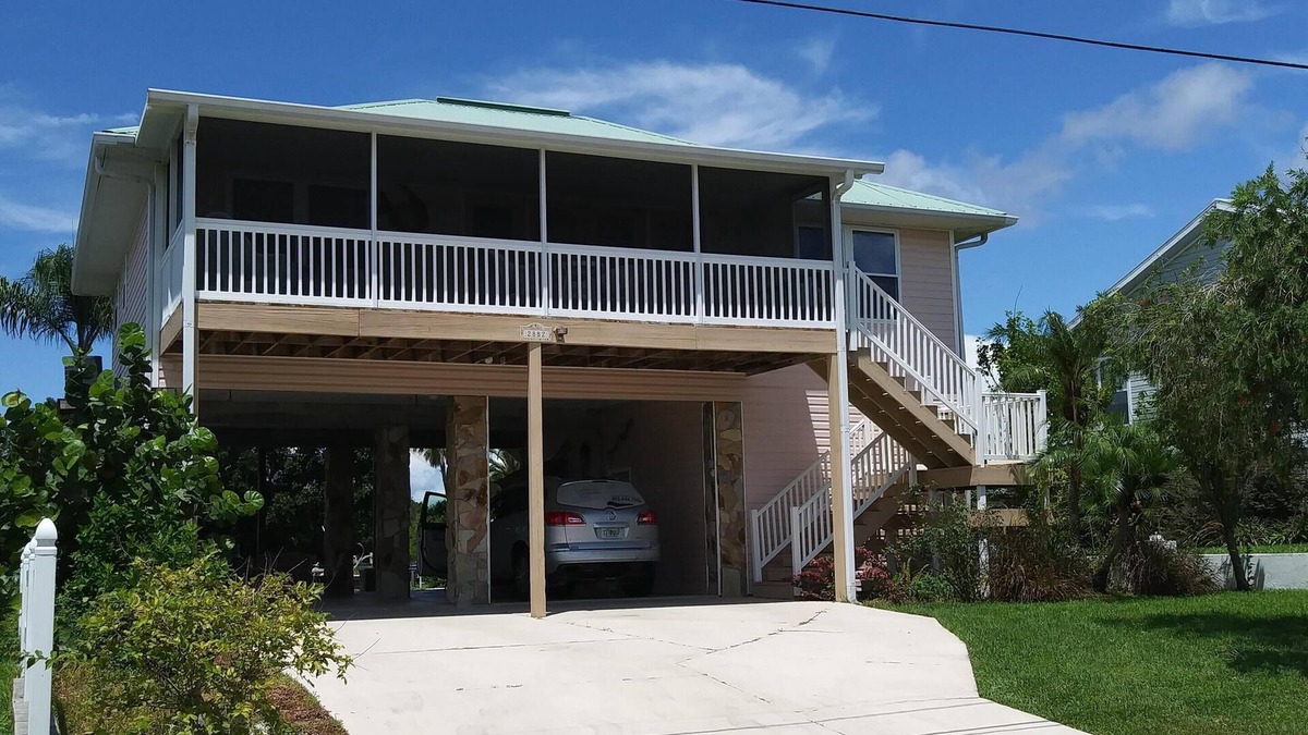 Crystal River House | Paradise Home, view the sunsets and the Sunrise from your Porch