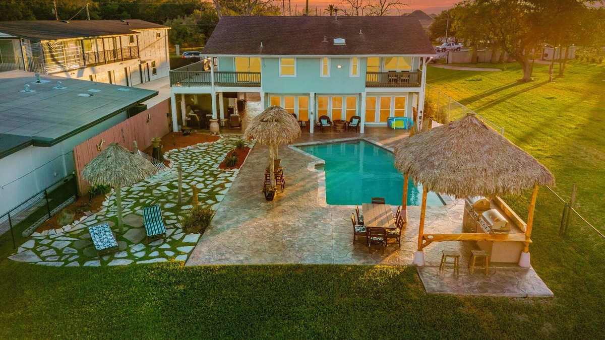 Bacliff House | Paradise HomenSpacious 5-bedroom house sleeping 14 ,WiFi in lovely Bacliff.
