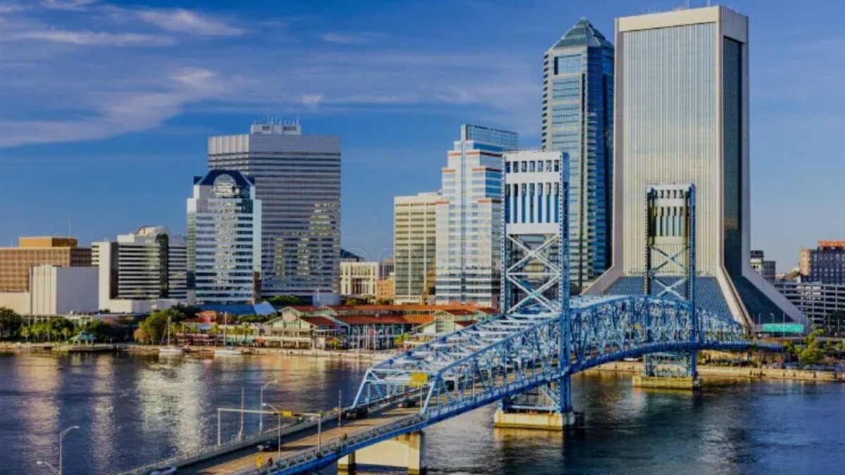 Arlington House | Paradise, Hot Tub, Free Wine, Mins from Mayo Clinic and Beach