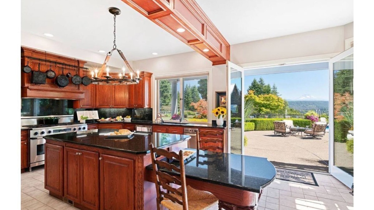 Sandy House | Paradise in Sandy, breathtaking views of Mt. Hood
