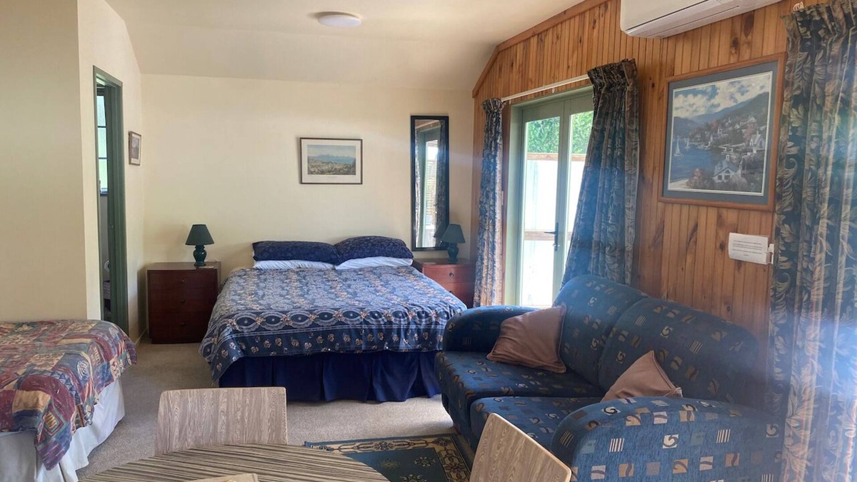 Aongatete Cottage | Paradise in the country. Handy to many Towns.