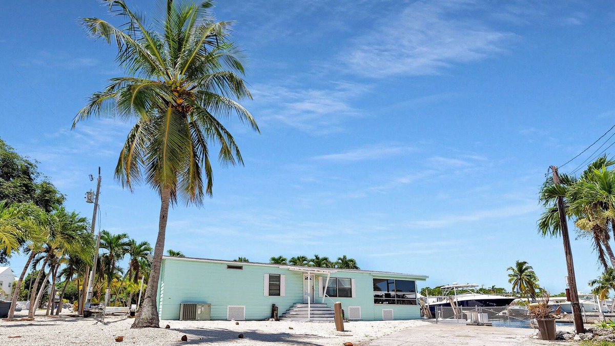 Cross Key Waterways House | Paradise on main canal with spectacular sunset