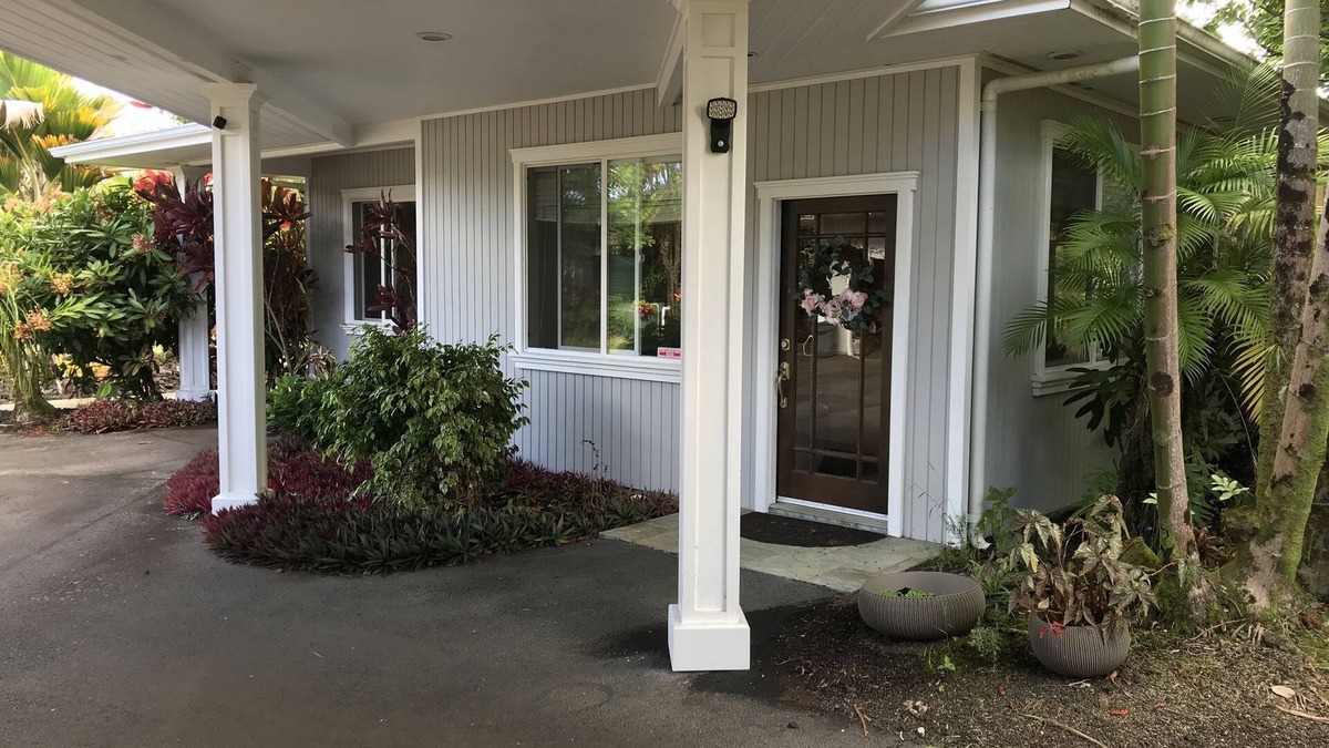 Honomu Cottage | Paradise on park like estate with beautiful ocean and mountain view