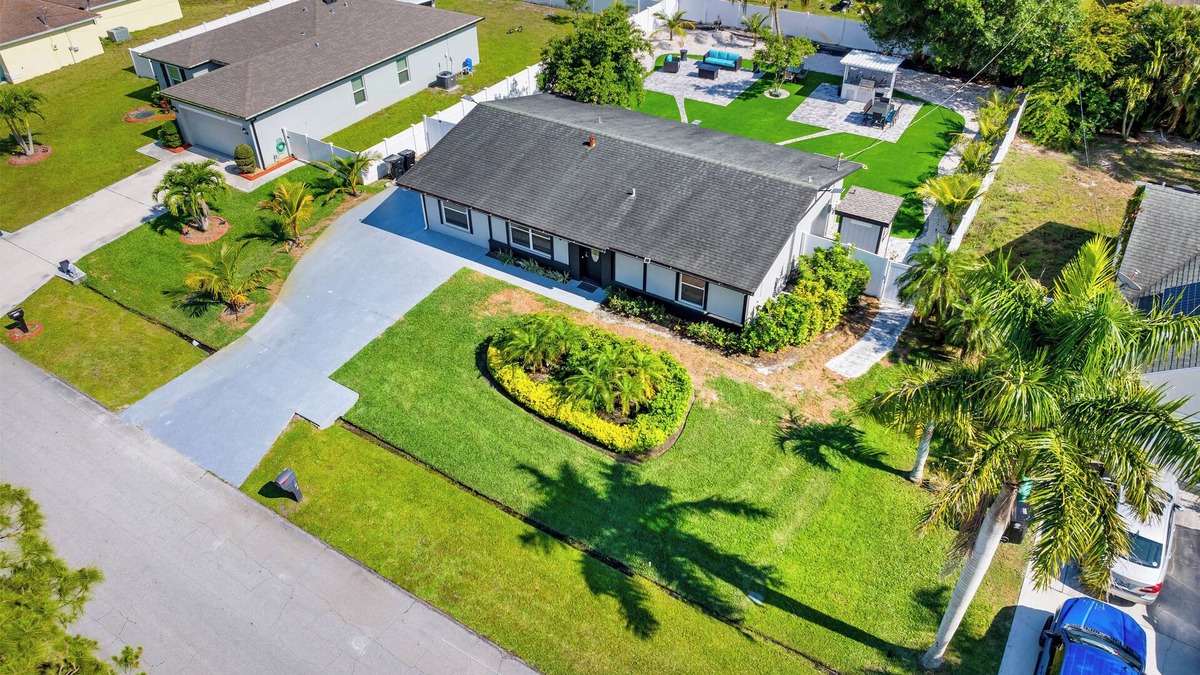 Port Saint Lucie House | Paradise on Prado great for hosting events and family gatherings.