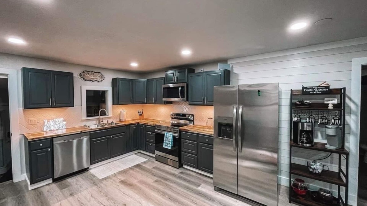 Zavalla House | Paradise on the Lake! Spacious 5 bed waterfront property, close to boat launch.