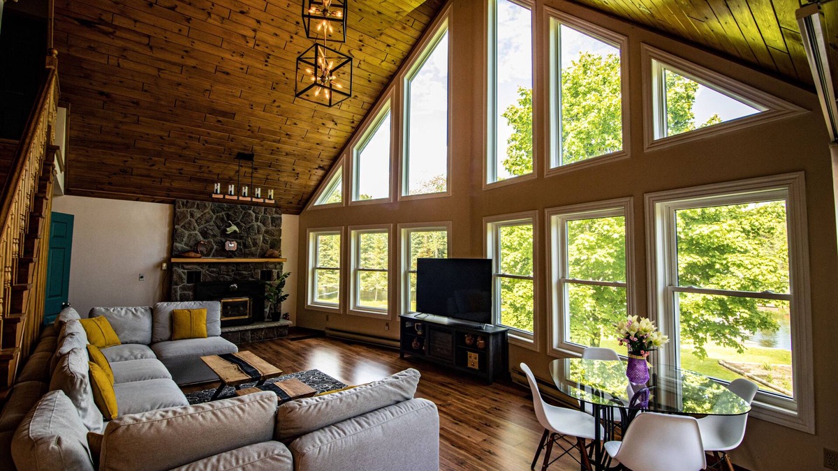 Bobcaygeon Cottage | 🌞Paradise Palace Waterfront Cottage hottub 7BR🌞 3500 sq ft. Large games room